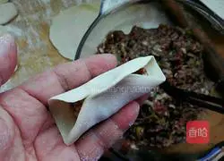 Illustration of how to make beef and green onion dumplings 9