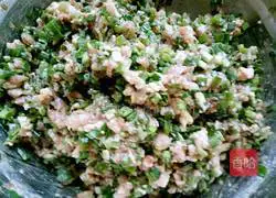 Chives Illustration of how to make egg and shrimp dumpling filling 9