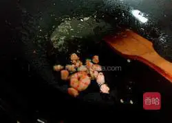 Illustration of how to make shrimp and egg fried rice 3