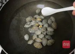 Illustration of how to make flower nail powder 6