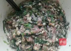 Illustration of how to make pork and mushroom wontons 3