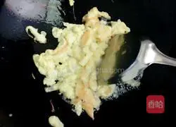 Illustration of how to make double pepper and egg fried rice 4
