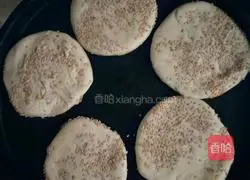 Illustration of how to make crispy sesame pancakes 4