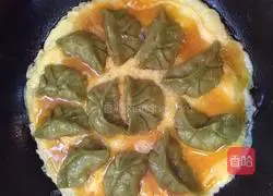 Illustration of how to make egg-wrapped cabbage dumplings 9