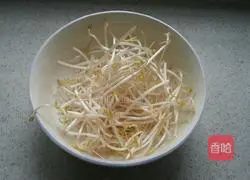 Illustration of how to make fried noodles with mung bean sprouts 1
