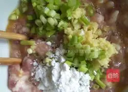 Illustration of how to make pork ribs soup wontons 4