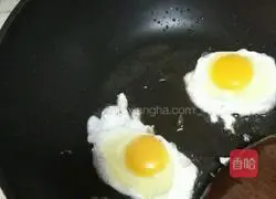 Illustration of how to make spinach, egg and shrimp noodles 4