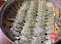 Illustration of how to make five-color leek dumplings 12