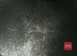 Illustration of how to make golden steamed bun slices 3