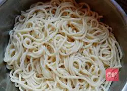 Illustration of how to make noodles with oyster sauce and tomato sauce 5