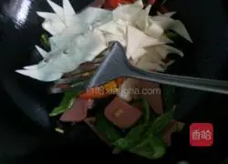 Illustration of how to make fried noodles with colored pepper 8