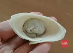 Illustration of how to make wontons stuffed with pork and green onions 7