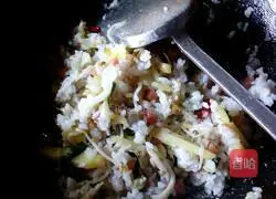Illustration of how to make shredded potato, bean sprouts, sausage and fried rice 3