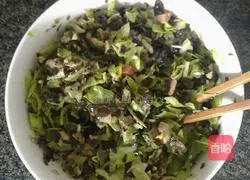 Illustration of how to make steamed buns stuffed with cabbage, fungus and pork stuffing 1