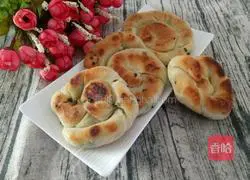 Illustration of how to make pan-fried scallion pancake 1