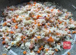 Illustration of how to make fried rice with salted fish and chicken cubes 10