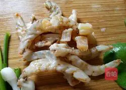 Illustration of how to make dried shrimp and scallops and lean meat noodle soup 2