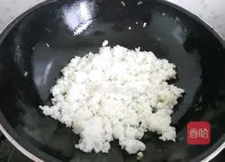 Illustration of how to make green onion and egg fried rice 6