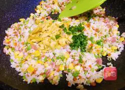 Illustration of how to make colorful golden fried rice 9