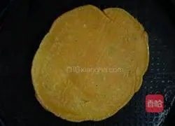 Illustration of how to make carrot, egg and scallion pancake 9