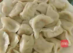 Illustration of how to make beef and chive dumpling stuffing 13