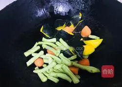 Illustration of how to make braised beans and pumpkin rice 3