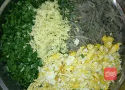 Illustration of how to make steamed buns stuffed with chives and eggs 3