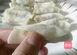 Illustration of how to make dumpling skin pot stickers 11