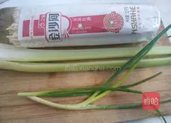 Illustration of how to make celery noodles 2