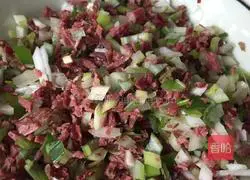 Illustration of how to make beef and scallion layer cake 4