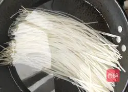 Illustration of how to make sauerkraut and beef rice noodles 1