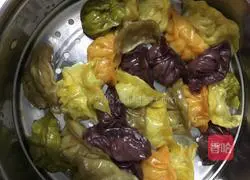 Illustration of how to make cabbage and pork dumplings 8