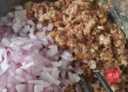 Illustration of how to make pork and onion buns 6