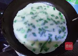 Illustration of how to make leek and egg pancakes 10