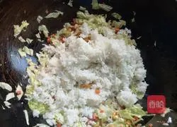 Illustration of how to make egg fried rice 8