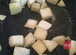 Illustration of how to stir-fry pepper-flavored steamed buns 5