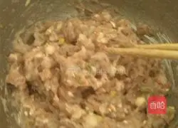 Illustration of how to make shrimp wontons (shrimp, pork, corn kernels, carrots) 5