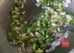Illustration of how to make salmon, green pepper and onion fried rice 5