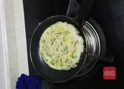 Illustration of how to make scallion pancakes 7