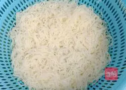 Illustration of how to make shredded pork, beans and fried rice noodles 7