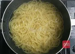 Garlic Beef Fillet Fried Noodles Recipe Illustration 3