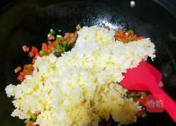 Illustration of how to make colorful pepper fried rice 16