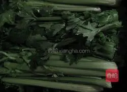 Illustration of how to make celery and pork yeast pie 3