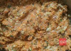 Illustration of how to make carrot, mushroom and pork dumplings 5