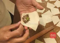 Illustration of how to make fresh meat and fungus wontons 8