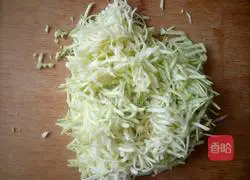 Illustration of how to make zucchini, pork and green onion dumpling fillings 2