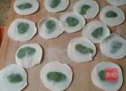Illustration of how to make two-color parsley dumplings 5