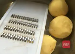 Illustration of how to make potato and pork dumplings 3