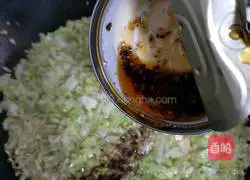 Illustration of how to make taro fried rice 11