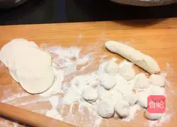 Illustration of how to make dumplings filled with pork, shrimp and green pepper 12